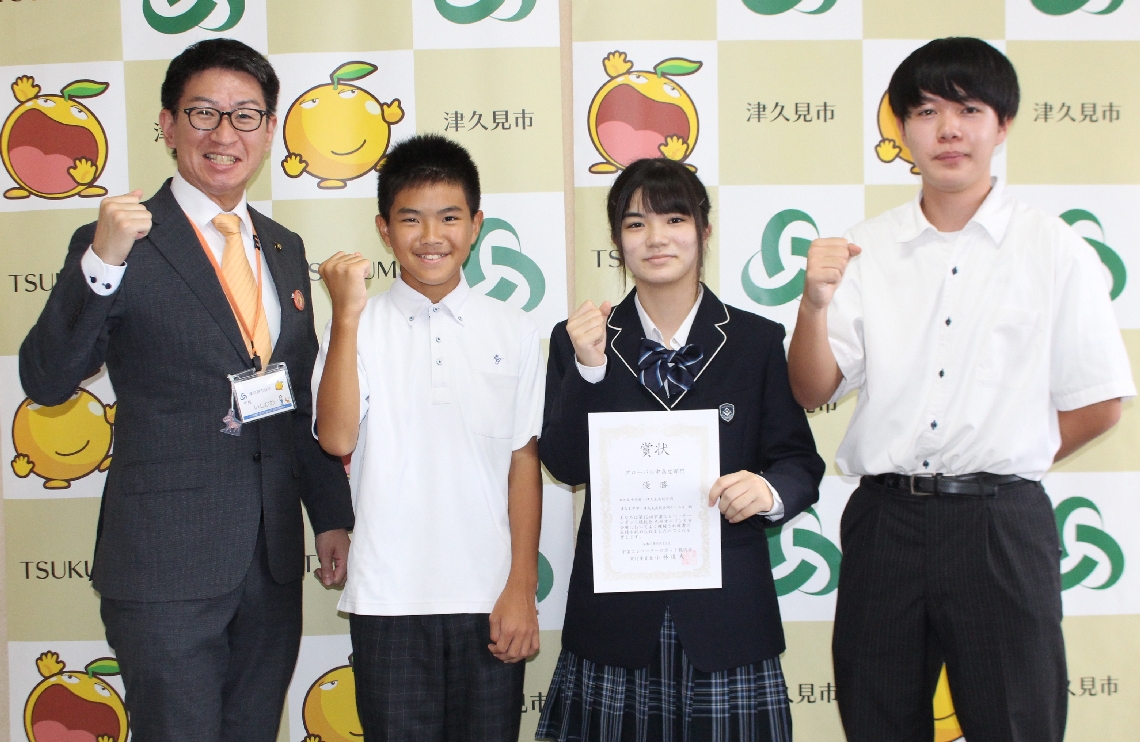 宇宙エレベーターロボット競技の全国大会に出場する（右から）赤嶺さん、日本さん、中平さん＝津久見市役所