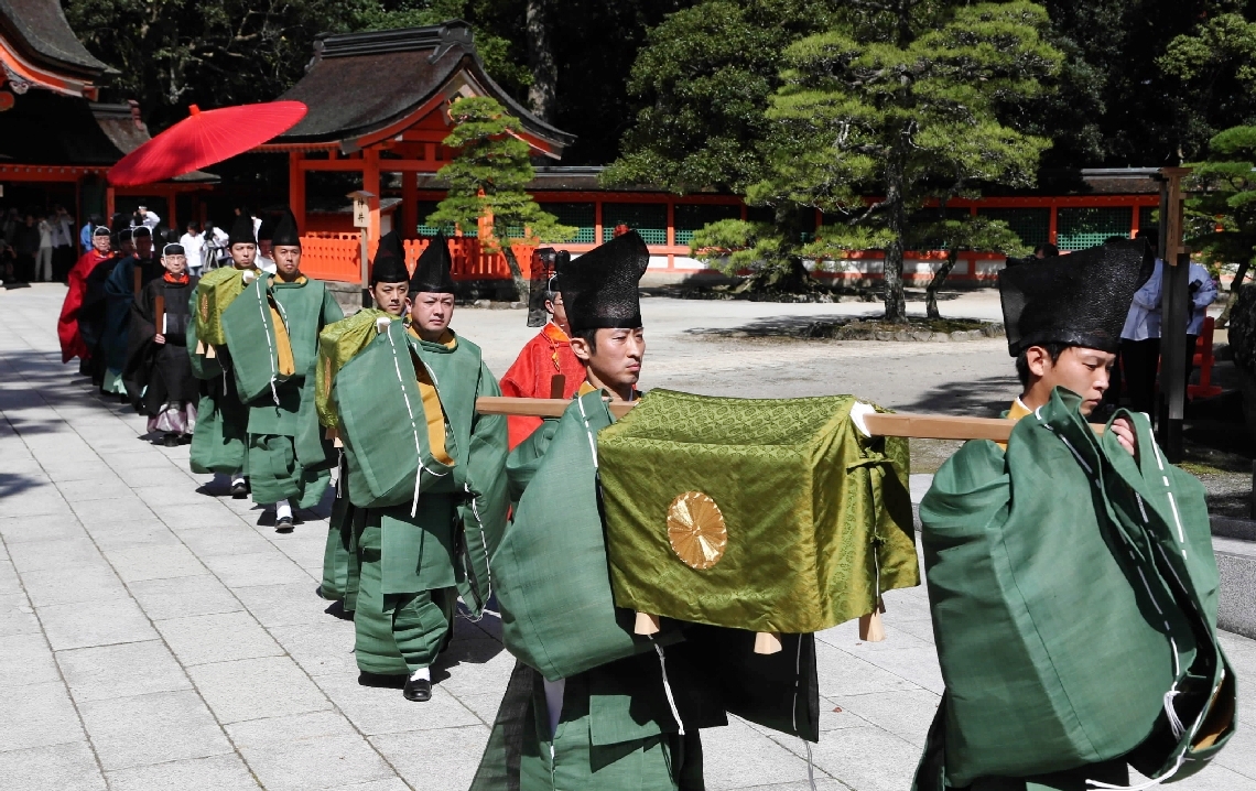 ２０１５年の「臨時奉幣祭（勅祭）」で、御幣物を担ぎ本殿に向かう勅使ら＝宇佐市の宇佐神宮