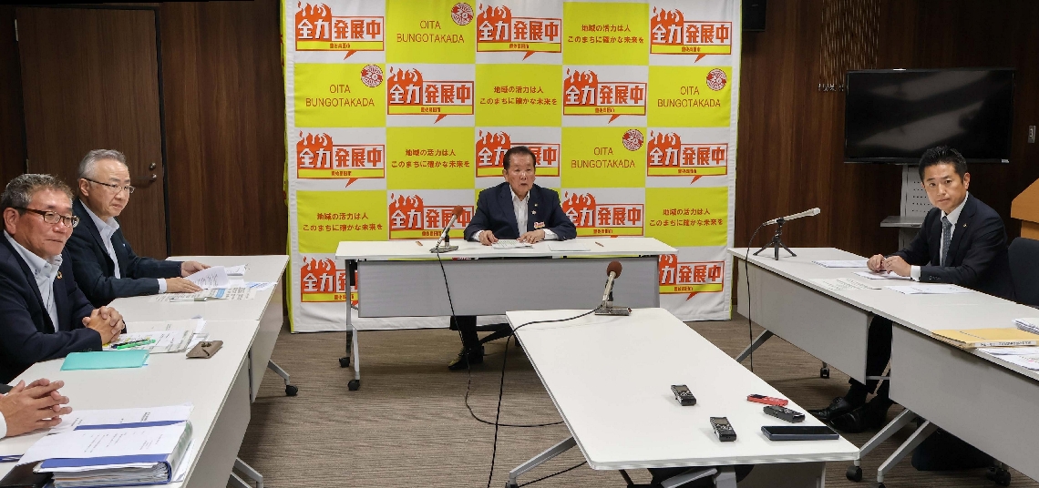 運営業者の選定方法を議論する（右から）後藤宇佐市長、佐々木豊後高田市長、松井国東市長＝１日夜、豊後高田市役所