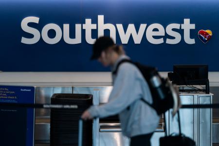 米西部ロサンゼルス国際空港にあるサウスウエスト航空のカウンター＝２０２３年４月（ＡＰ＝共同）