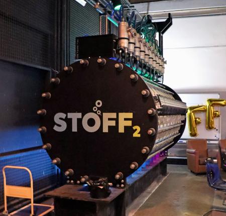 「ＳＴＯＦＦ２」が公開した亜鉛を利用してエネルギーを蓄え、必要時に水素の形で取り出せる装置の試作機＝９月、ベルリン（共同）
