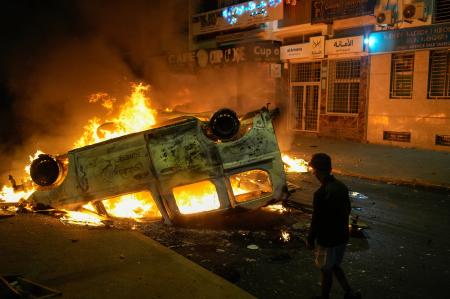 反政府デモで燃やされた警察車両＝１日、モロッコ北部（ＡＰ＝共同）