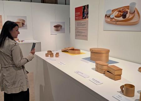「大館曲げわっぱ」の展示会場＝２日、ローマ（共同）