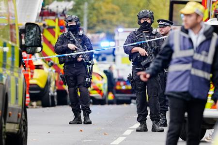 テロが発生したユダヤ教会堂付近に立つ警察官＝２日、英中部マンチェスター（Ｐｅｔｅｒ　Ｂｙｒｎｅ／ＰＡ通信・共同）