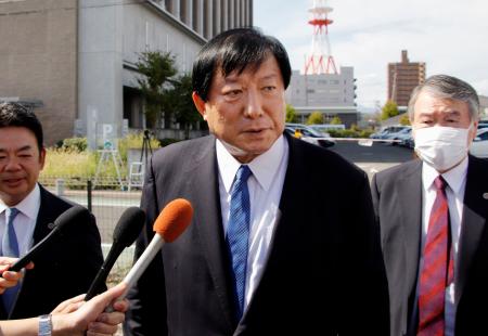 初公判終了後、取材に応じる元自民党衆院議員の亀岡偉民被告＝３日午前、福島市