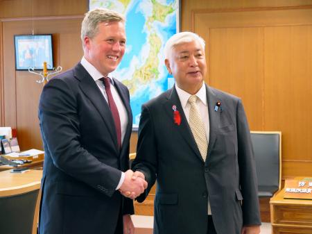 米国のドリスコル陸軍長官（左）と握手する中谷防衛相＝３日午後、防衛省