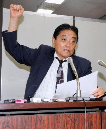 記者会見する日本保守党の河村共同代表。百田代表が右手を振り上げ脅迫したとされる状況を説明した＝３日午後、東京都千代田区