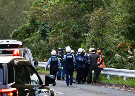 キノコ採りのグループがクマに襲われた現場付近に集まる、警察官や消防隊員ら＝３日午後、宮城県栗原市