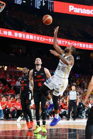 Ａ東京戦でプレーする宇都宮のニュービル（右）＝トヨタアリーナ東京