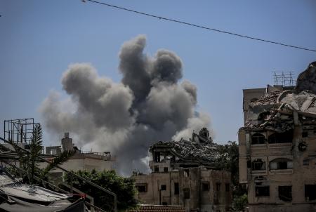 イスラエル軍による攻撃後、立ち上る煙＝２日、ガザ北部ガザ市（ゲッティ＝共同）