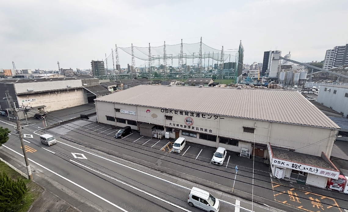 第十二海軍航空廠春日浦工場の一部とみられるＯＳＫ乾椎茸流通センターと第一食糧の倉庫（左）