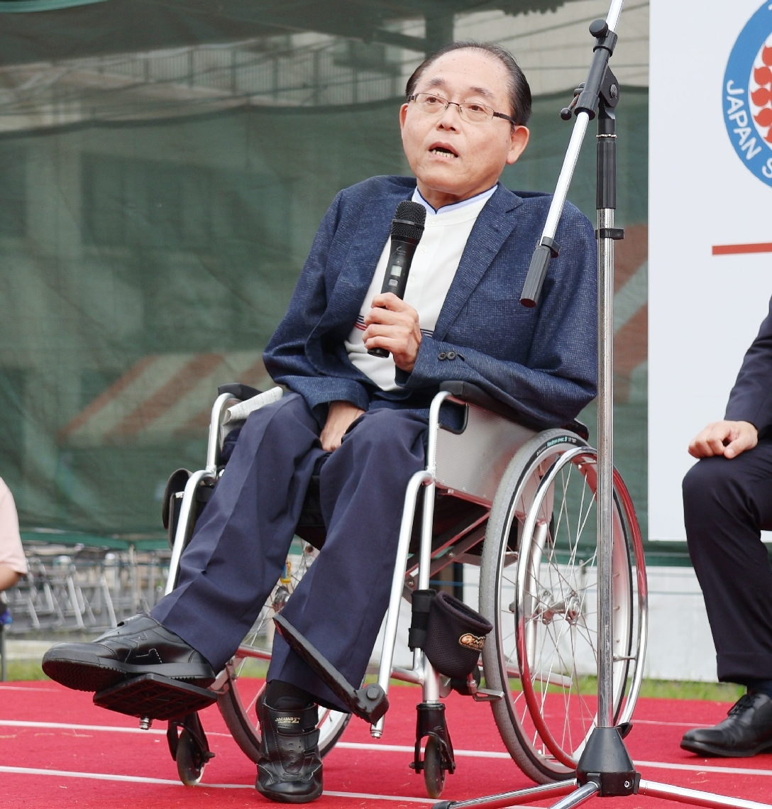 開会式であいさつする太陽の家の山下達夫理事長＝４日、別府市内