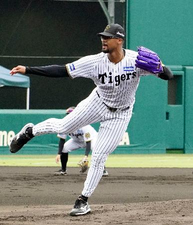 オリックスとの練習試合に登板した阪神・デュプランティエ＝兵庫県尼崎市