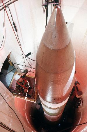 サイロ内の大陸間弾道ミサイル（ＩＣＢＭ）「ミニットマン３」＝米ノースダコタ州（ゲッティ＝共同）