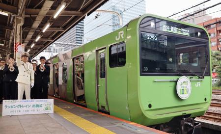 「１０３系」のデザインを復刻した山手線のラッピング列車＝４日午後、ＪＲ大崎駅
