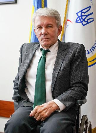 インタビューに答えるウクライナ・パラリンピック委員会のワレリー・スシケビッチ会長＝キーウ（共同）