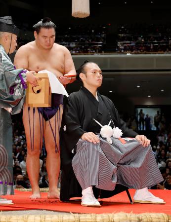 引退相撲の断髪式で横綱豊昇龍にはさみを入れられる元大関貴景勝の湊川親方＝４日、両国国技館