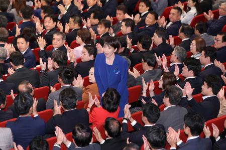 小泉進次郎氏を決選投票で破り、女性初の自民党総裁に選出された高市早苗氏＝４日午後２時５６分、東京・永田町の党本部（代表撮影）