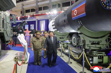 最新兵器を並べた「武装装備展示会」に臨む北朝鮮の金正恩朝鮮労働党総書記（手前右）＝４日、平壌（朝鮮中央通信＝共同）