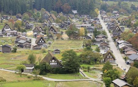世界遺産に登録されている白川郷の合掌造り集落＝２０１９年１０月、岐阜県白川村