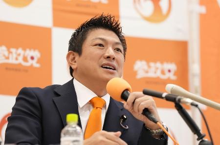９月、記者会見する参政党の神谷宗幣代表＝国会