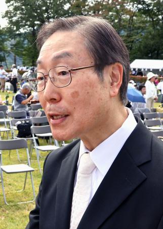 報道陣の取材に応じる旧統一教会の田中富広会長＝５日午後、群馬県片品村