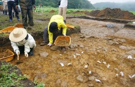 広島県廿日市市の冠遺跡で行われた発掘調査＝９月