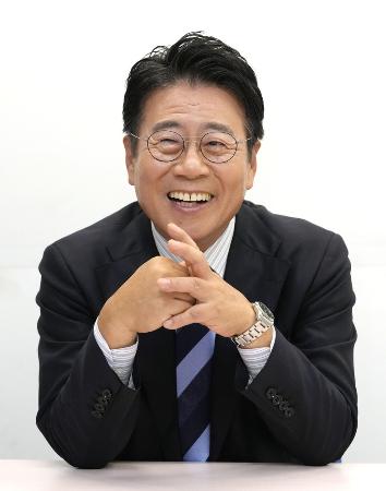 インタビューに答えるニュースキャスターの大越健介氏＝昨年７月