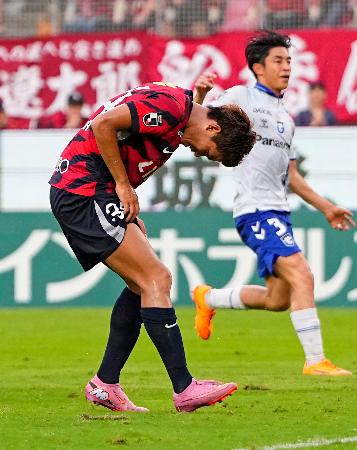 鹿島―Ｇ大阪　試合終了間際、ＰＫを失敗した鹿島・徳田＝メルスタ
