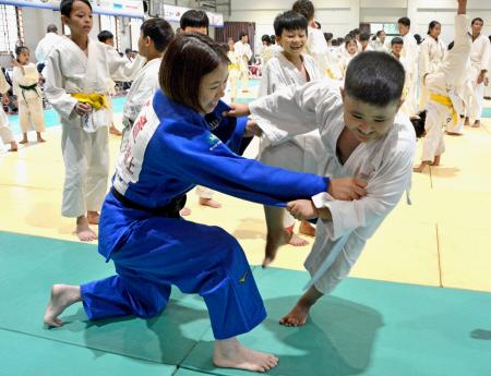 「ジュニア柔道ジャパンカップ」で指導する玉置桃選手（手前左）＝５日、ミャンマー・ヤンゴン（共同）