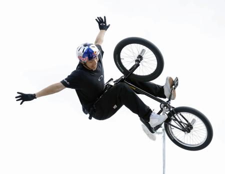 ＢＭＸフリースタイル・パークの男子エリートクラスで７連覇を果たした中村輪夢＝岡山市