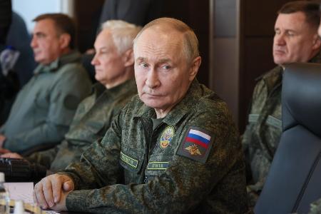 ９月、ロシア西部ニジェゴロド州の演習場でロシアとベラルーシの合同軍事演習を視察したプーチン大統領（ロシア大統領府提供・タス＝共同）
