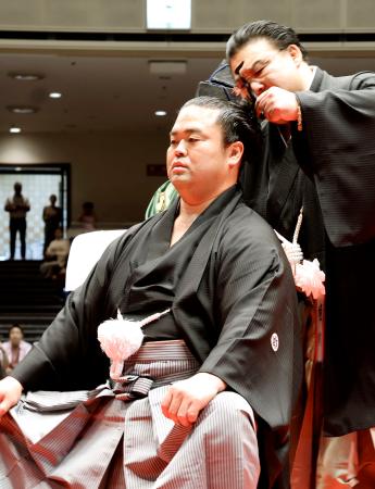 引退相撲の断髪式で師匠の境川親方に最後のはさみを入れられる元関脇妙義龍の振分親方＝５日、両国国技館