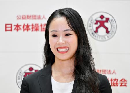 現役引退について取材に応じる新体操の鈴木歩佳＝５日、東京都内