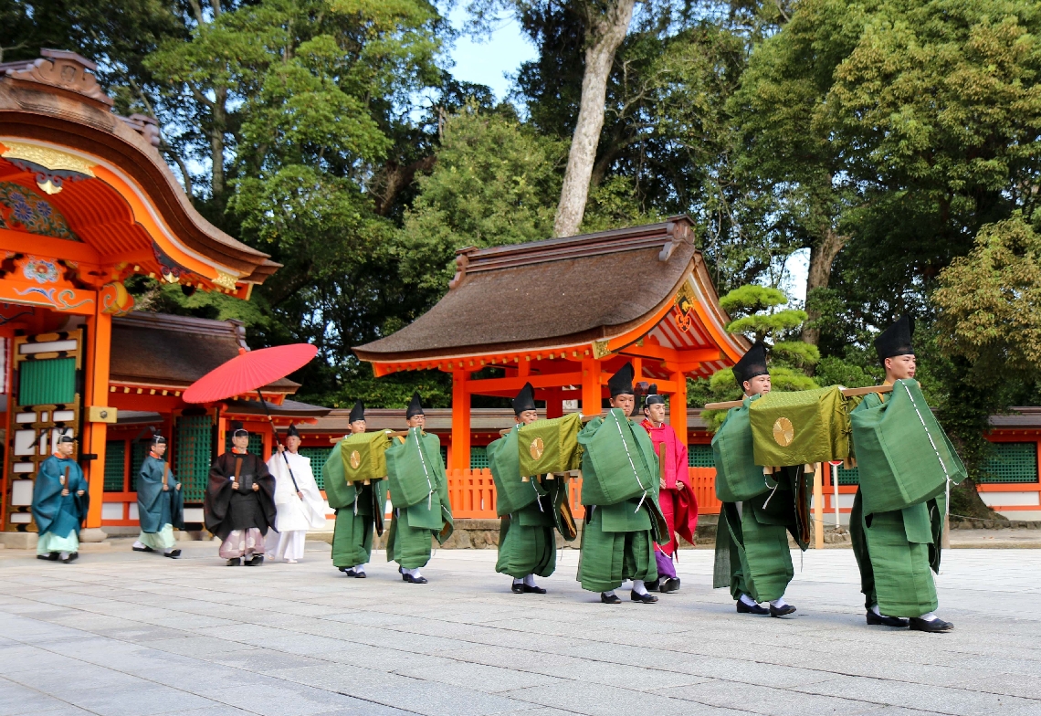 宇佐神宮で１０年に１度、天皇の勅使を迎える「臨時奉幣祭」（勅祭）が古式にのっとり執り行われた。天皇陛下からの御幣物を担いだ随員に続いて勅使が参道を進み、上宮で勅祭に臨んだ＝６日、宇佐市南宇佐