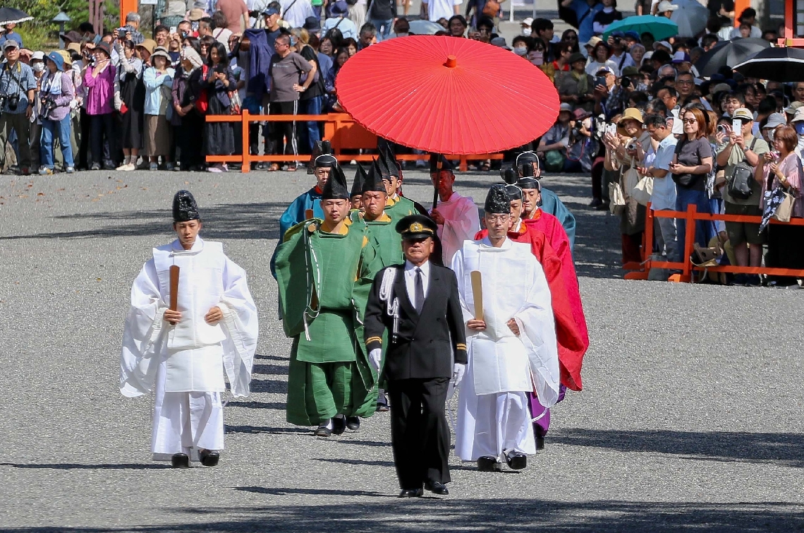 多くの参拝者が見守る中、上宮へ向かう勅使らの一行