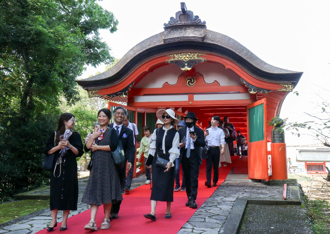 一般開放された呉橋を渡る参拝者