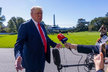 ５日、ホワイトハウスで記者団に話すトランプ米大統領（ゲッティ＝共同）