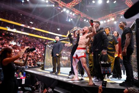 米総合格闘技団体「ＵＦＣ」の試合＝４日、ラスベガス（Ｓｔｅｖｅ　Ｍａｒｃｕｓ／Ｌａｓ　Ｖｅｇａｓ　Ｓｕｎ提供、ＡＰ＝共同）