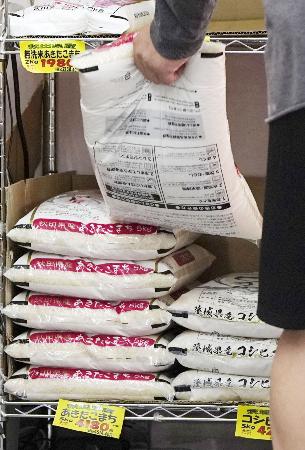 スーパーのコメ売り場＝５月、東京都練馬区のアキダイ関町本店