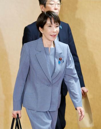 ４日、麻生元首相との会談のため、自民党本部に入る高市総裁＝東京・永田町