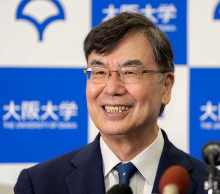 ノーベル生理学・医学賞の受賞が決まり、笑顔で記者会見する大阪大の坂口志文特任教授＝６日午後８時２７分、大阪府吹田市