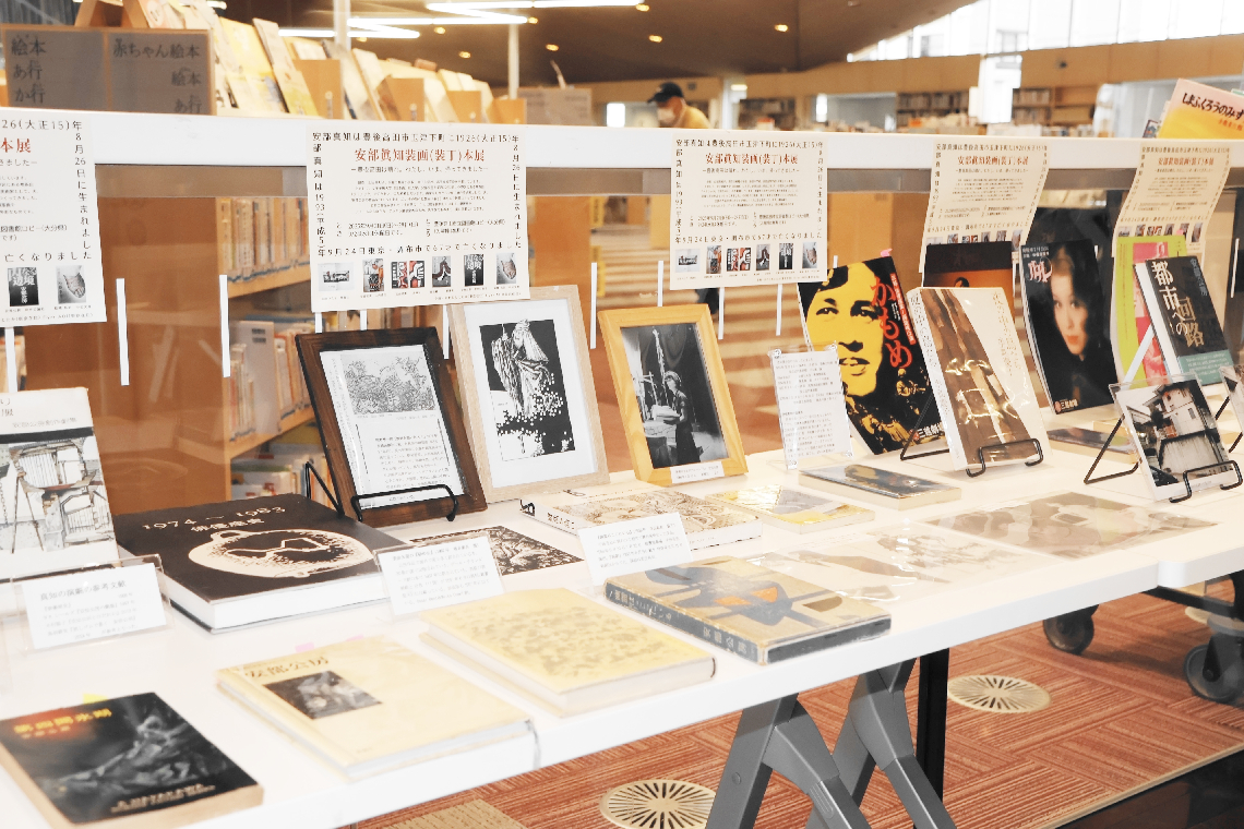 安部真知の手がけた装丁本などが並ぶ会場