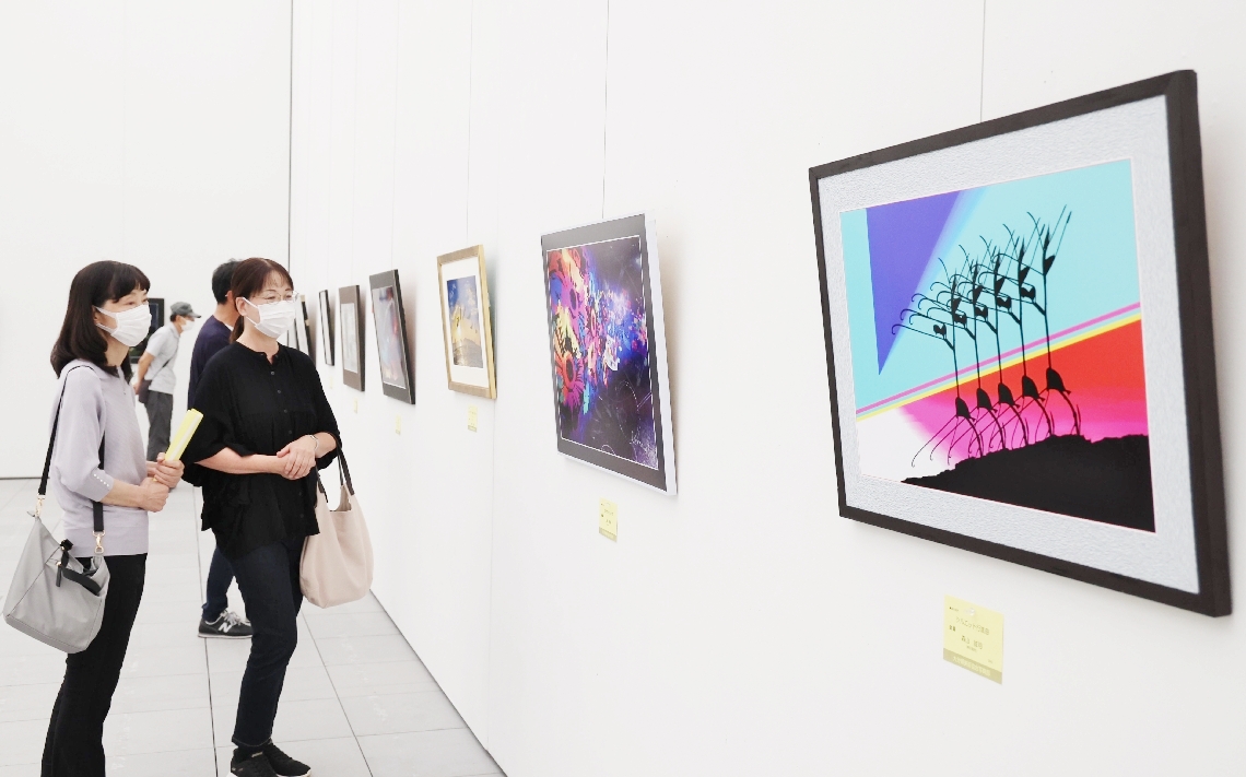 作品を鑑賞する来場者＝７日、大分市寿町の県立美術館