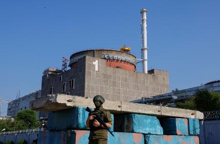 ザポリージャ原発周辺で警備に当たるロシア側要員＝２０２３年６月、ウクライナ南部ザポリージャ州（ロイター＝共同）