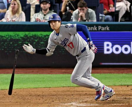 フィリーズ戦の７回、右前に適時打を放つドジャース・大谷＝フィラデルフィア（共同）