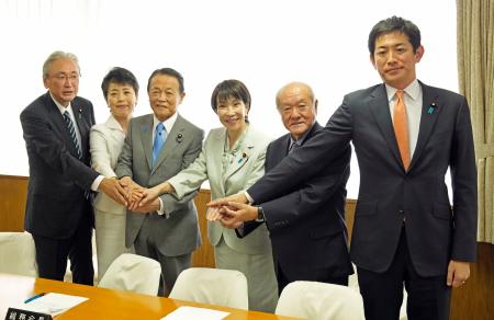 自民党の臨時総務会で写真に納まる（左から）古屋圭司選対委員長、有村治子総務会長、麻生太郎副総裁、高市早苗総裁、鈴木俊一幹事長、小林鷹之政調会長