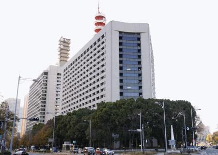 警視庁（手前）