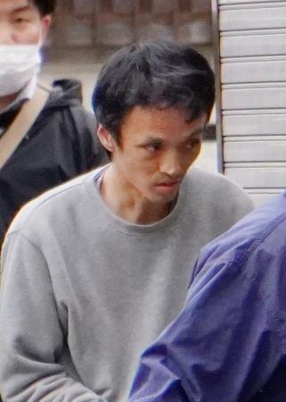 家宅捜索に立ち会うため、捜査員に連れられて自宅マンションに入る桑野浩太容疑者＝７日午後２時１５分ごろ、東京都町田市