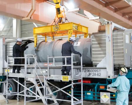 ウラン濃縮工場に搬入される原料ウラン＝７日午後、青森県六ケ所村